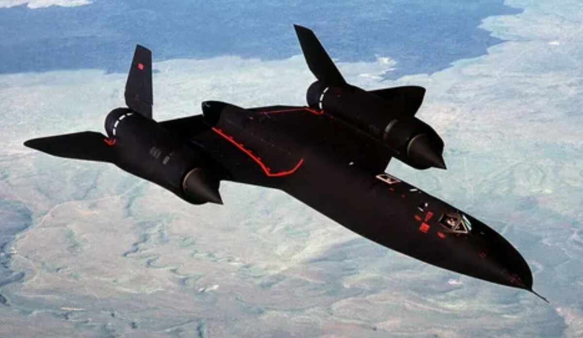 Lockheed SR-71 — стратегический сверхзвуковой самолёт-разведчик ВВС США. Неофициально был назван «Blackbird»