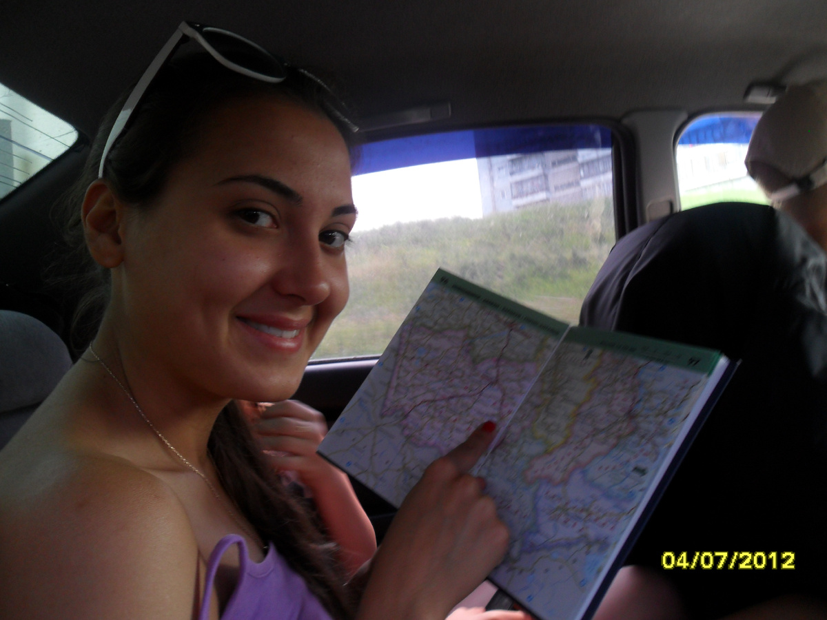 Это Лиза. У нее в руках наш "навигатор" того времени.