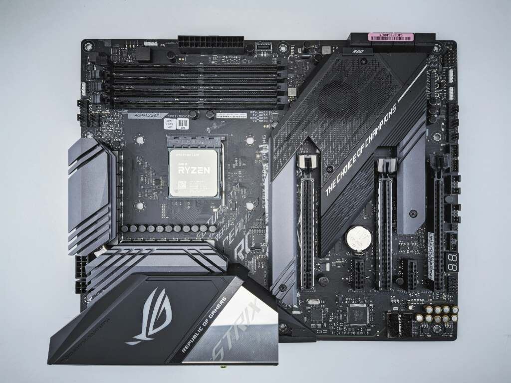 Источник фото: https://unsplash.com/photos/a-close-up-of-a-computer-motherboard-on-a-white-surface-66a07WD8CMo