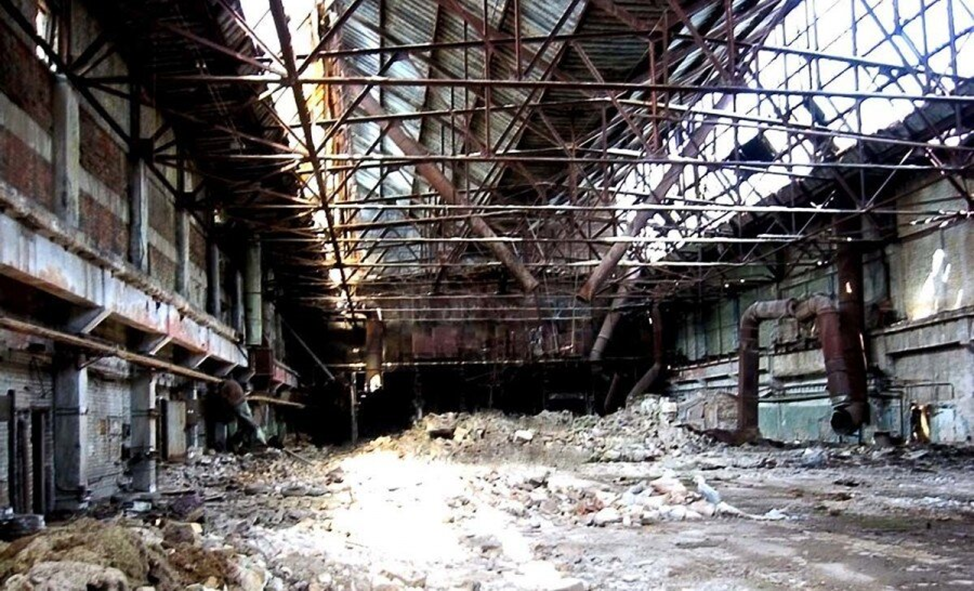 Один из разрушенных корпусов того самого завода «Станкомаш», работавшего в нашей стране с 1935 года…