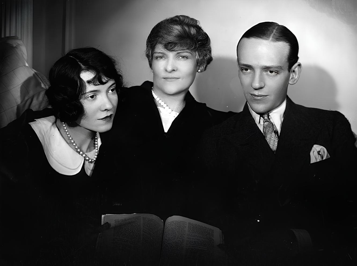 Адель с матерью и братом