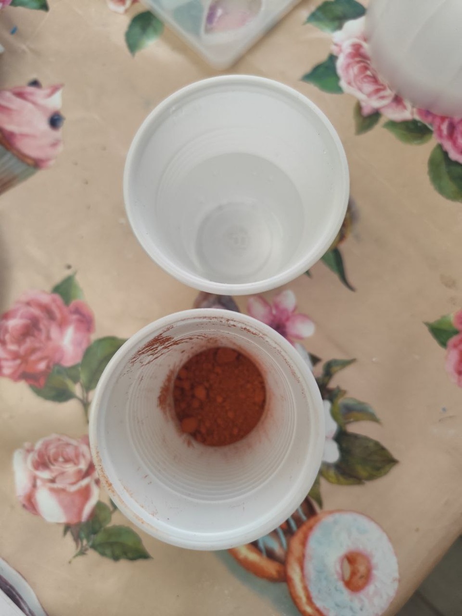 Отмерьте необходимое количество воды и пигмента 