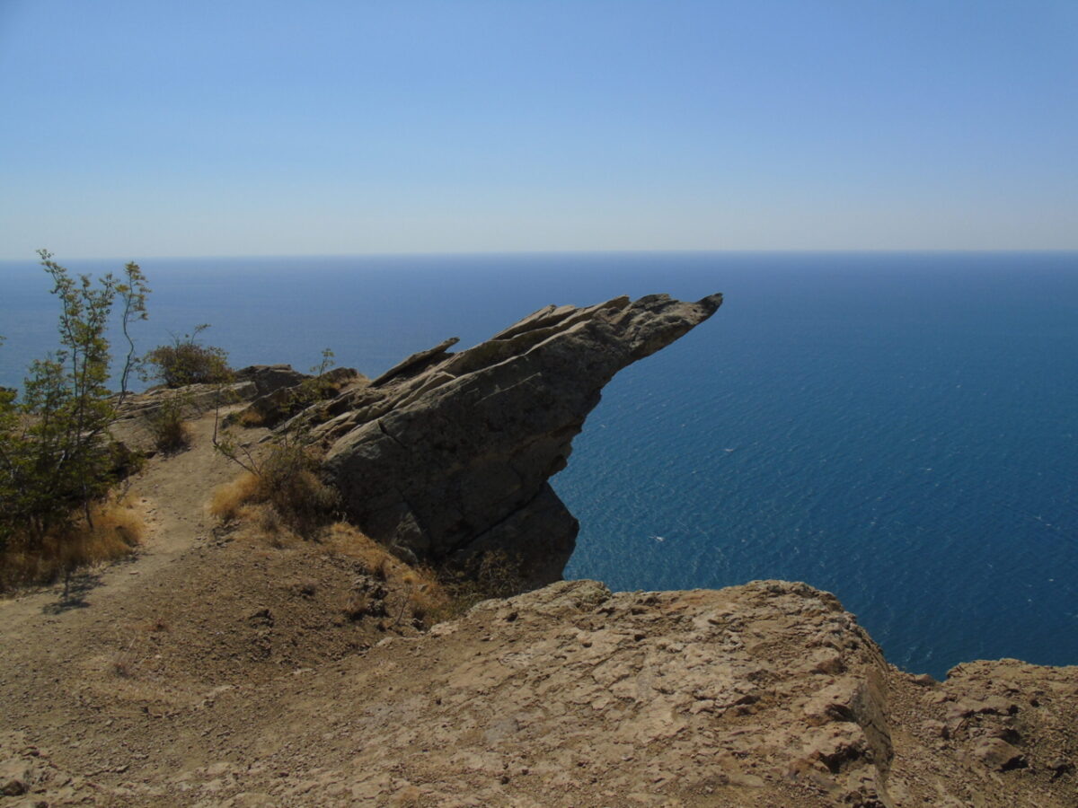 Выйдя на утес мыса Ай-Фока в Восточном Крыму, представляешь себе, что стоишь на крепкой ладони, протянутой к морю и небу.