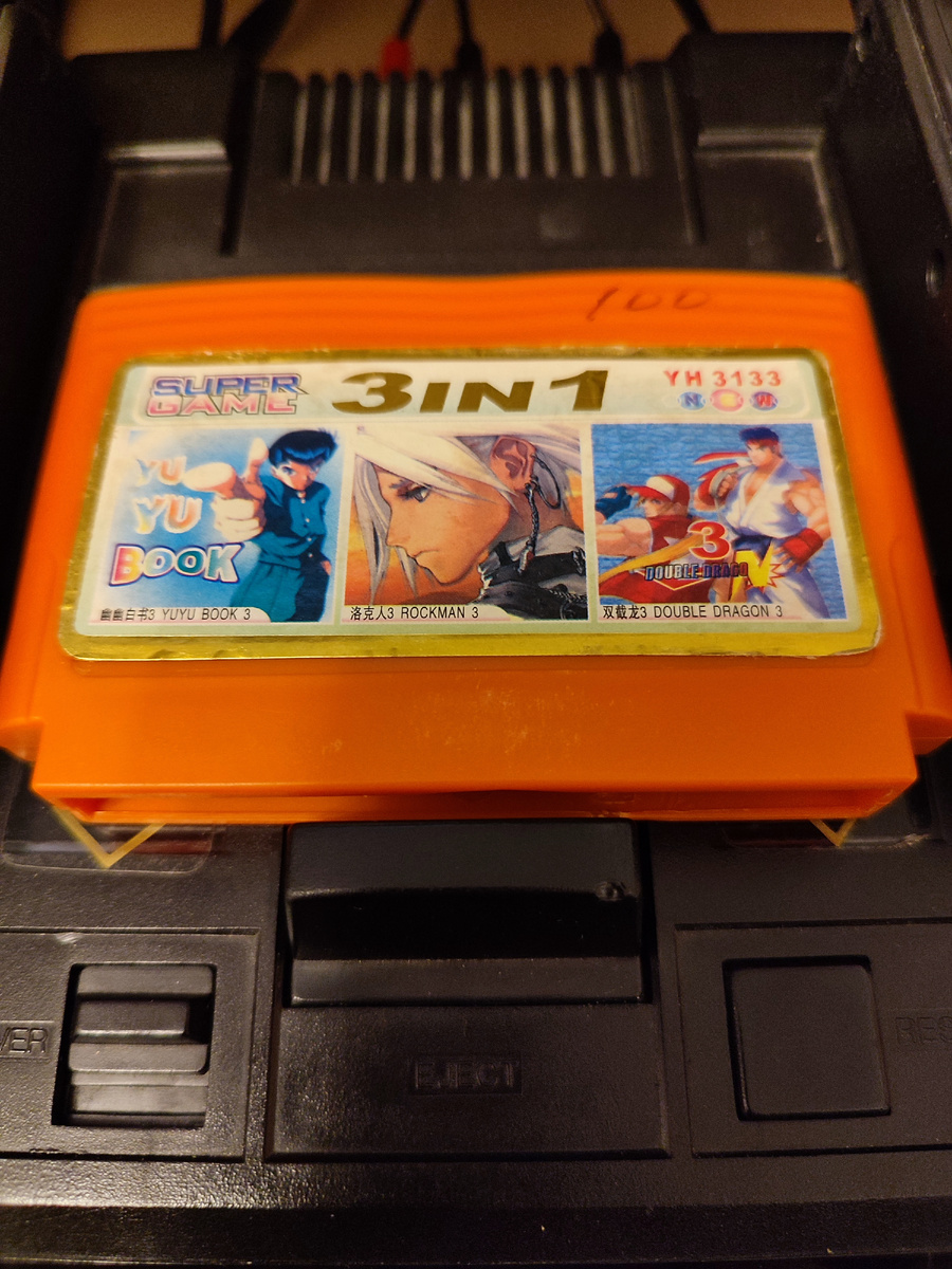 Фото сделаны мной. На фото хак игры Tekken 2. Игра "Tekken 2" (8bit), это пиратский порт игры "Tekken 1". Данная пиратская самоделка от студии "Hummer Team",  изданная J.Y. Company в 1996 г., лишь отдаленно напоминает оригинальную игру. Оригинал игры "Tekken 1" был разработан Namco и издан Namco, Sony Computer Entertainment в 1994г. для аркадных автоматов и портирован на PlayStation 1. Директор и дизайнер Сейити Ишии, программист Масанори Ямада. Фото демонстрирует начальную заставку игры, а так же общий визуальный фон игры. Подробнее об этом рассказано в статье. Все материалы принадлежат правообладателям и размещены исключительно в информационных целях.