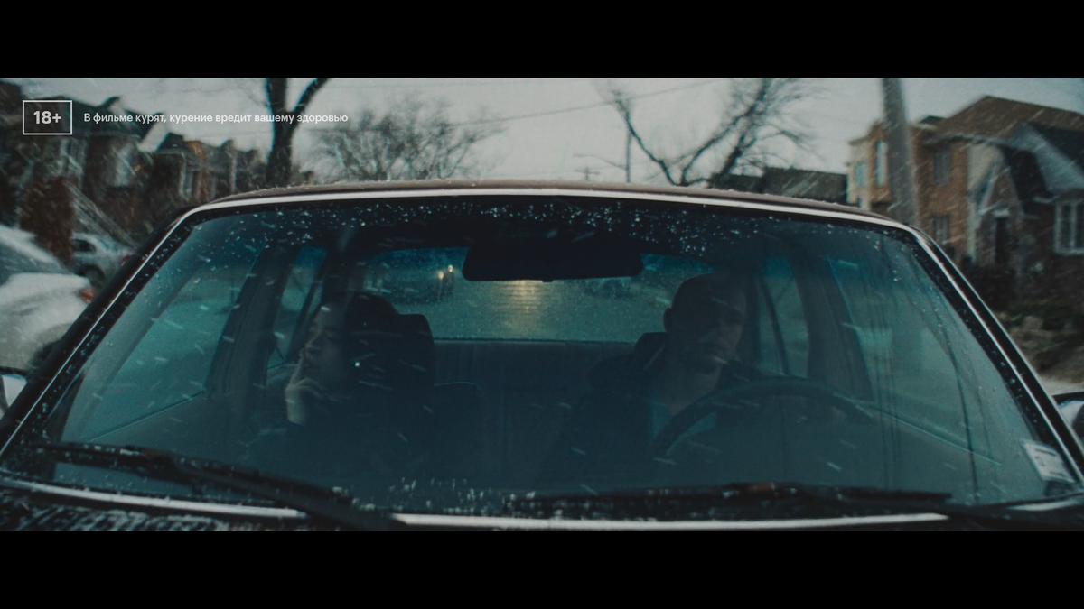 Энни и Игорь (Юра Борисов) едут в авто. Кадр из фильма "Анора".