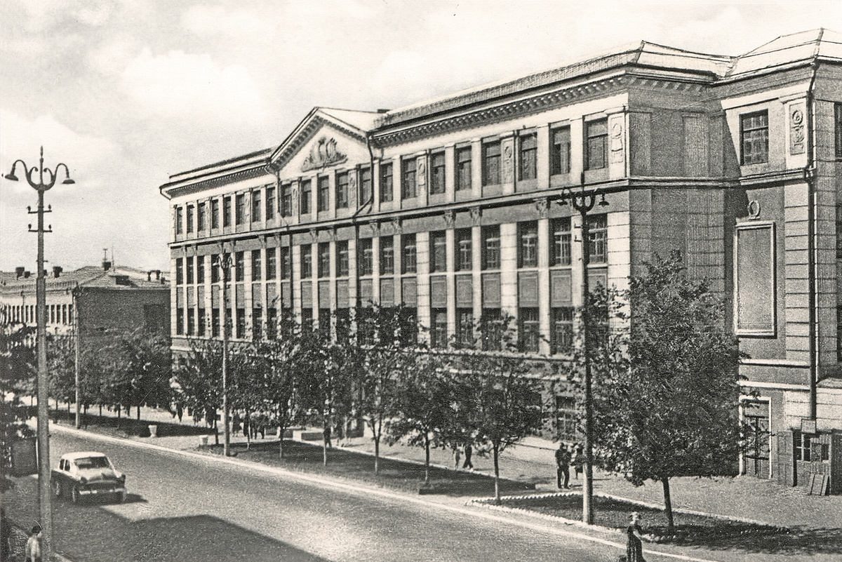 Здание Сталинского пединститута, из которого уходили на фронт преподаватели и сотрудники