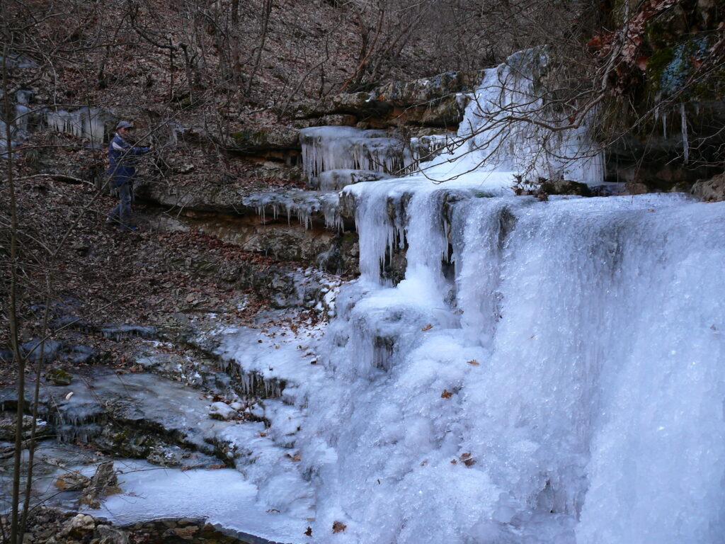«Большой каскад», найденный и изученный Николаем Головкинским, радует в морозную пору удивительным зрелищем: окутанные наледью валуны в русле становятся ёлочными шарами! Фото: Иван Коваленко