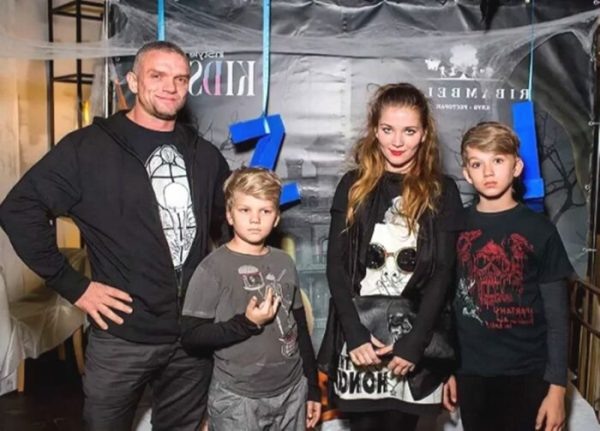    Владимир Епифанцев и Анастасия Веденская с детьми, фото:kulturologia.ru