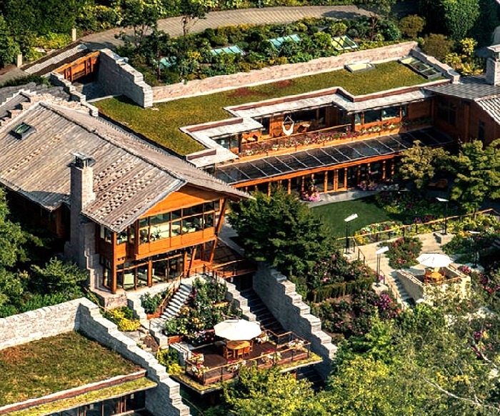 Дом встроен в холм. Kulturologia.ru