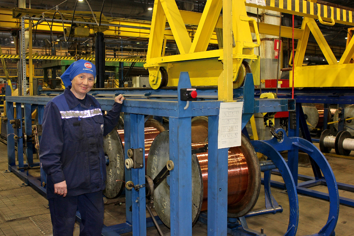 Скрутчик изделий кабельного производства О. Ю.  Пакатович крутит медную пасму в стренгу