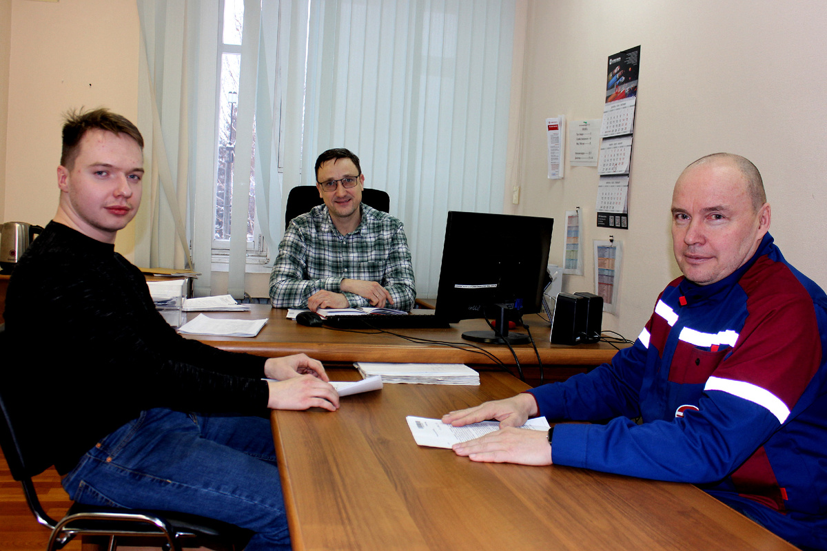 Развитие производства обсуждают начальник КТБ СГТ Д.Р. Никитин, заместитель главного технолога М.В. Гуляев, начальник цеха 10 В.М. Манаков