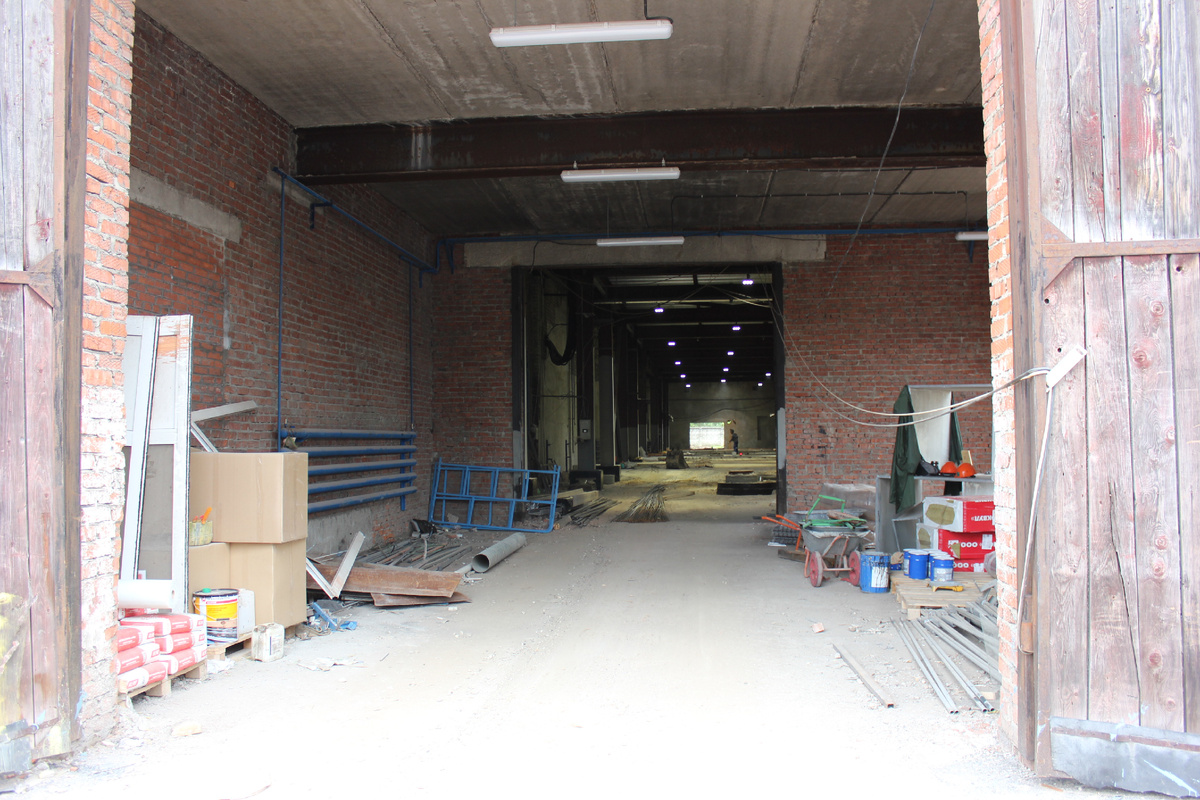 Корпус до начала отделочных работ. Сейчас цех изменился до неузнаваемости