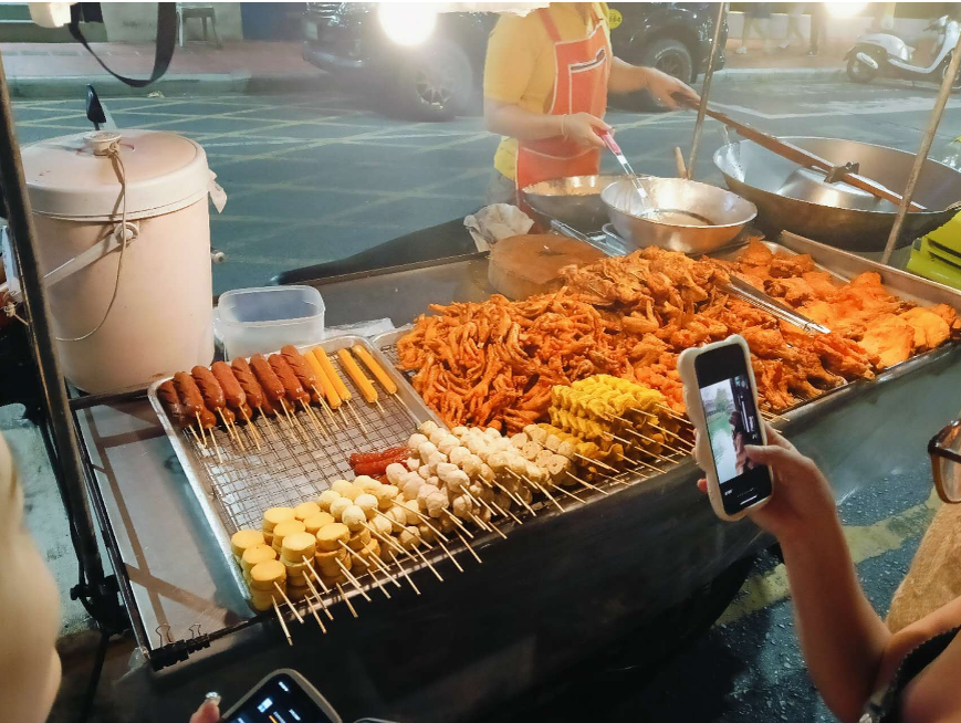 Лотки с едой прямо вдоль проезжей части - одну меня это смущает?)