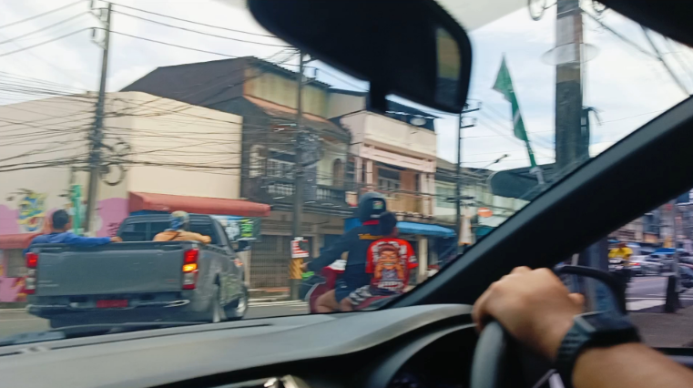 Люди в кузове пикапа - норма, дети с родителями на мопедах без шлемов - дайте два!