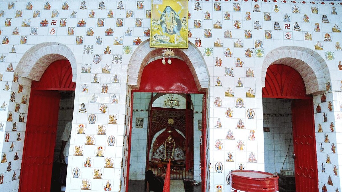 Вид на вход в храм и Мурти Богини 