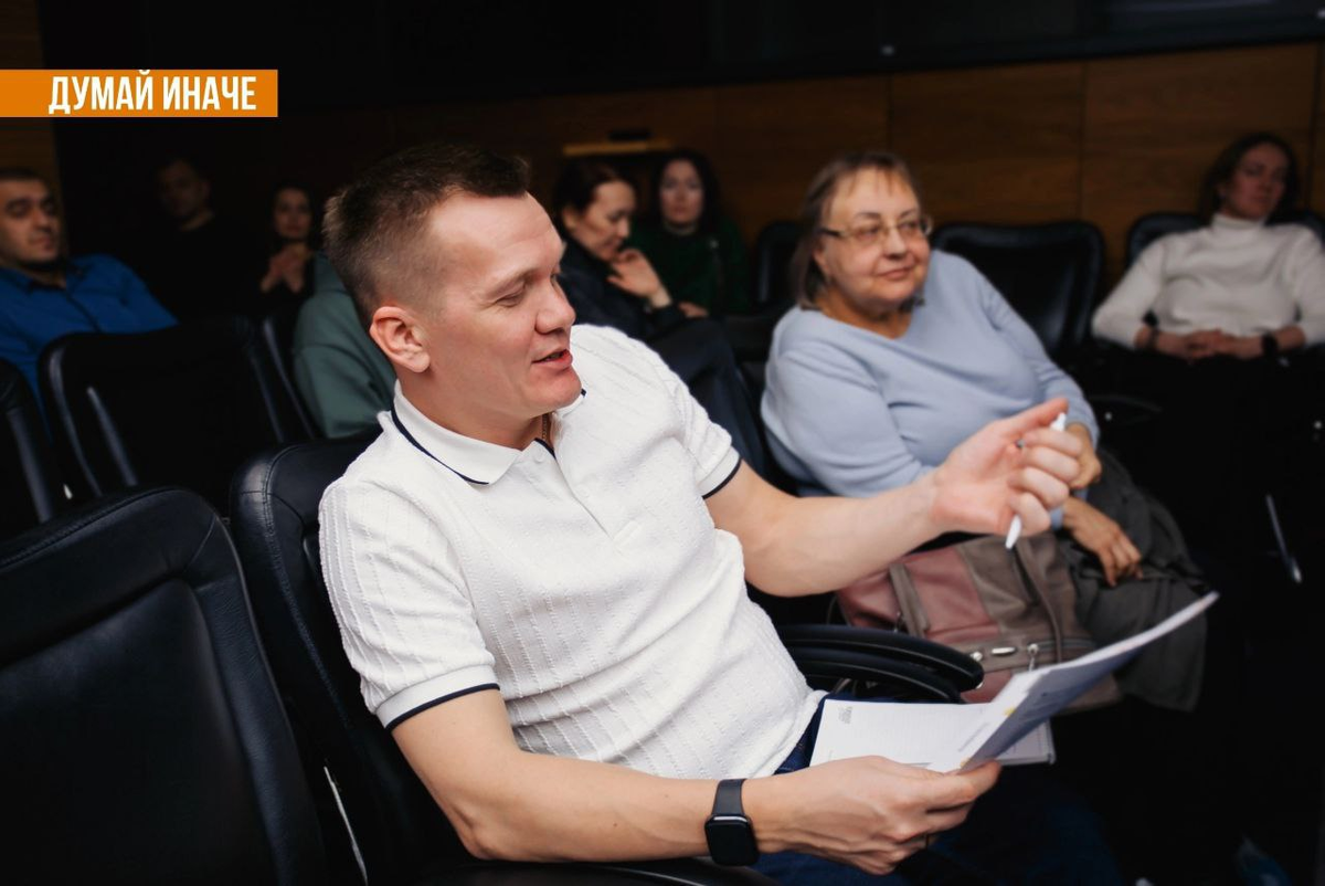 Фото с книжного клуба "Думай иначе" по книге Роберта Кийосаки "Богатый папа, бедный папа" и Джейсона Цвейга "Мозг и деньги" 