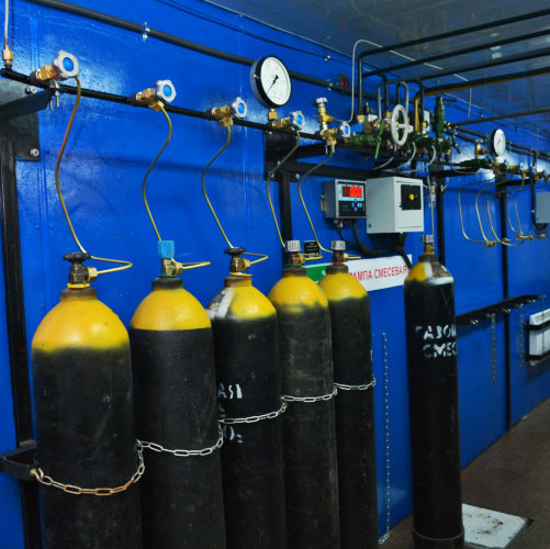 Для создания газовой модифицированной атмосферы используются пищевые газовые смеси. Компания ДИОКСИД производит пищевые смеси и поставляет в любых объемах