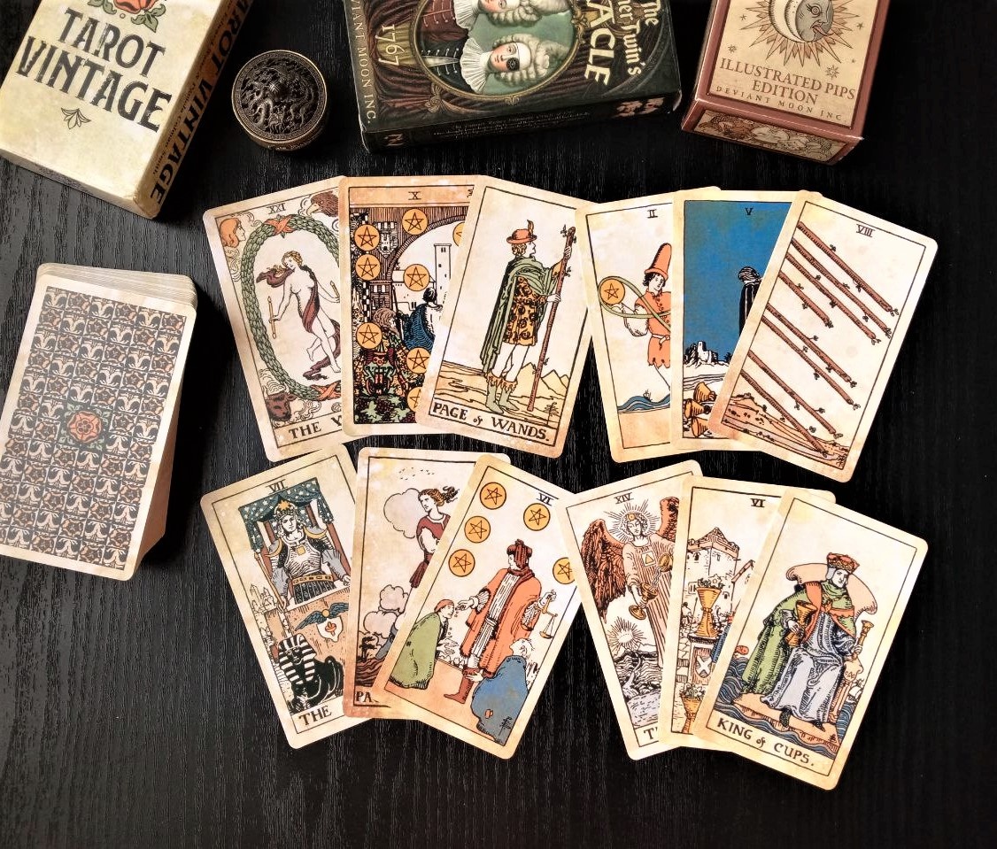 Ответ смотрим на колоде "Винтажное таро"