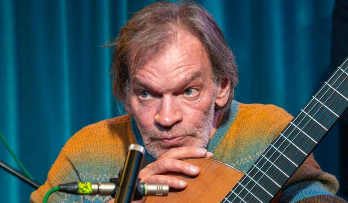     Певец Вадим Стройкин выпал из окна своей квартиры и скончался