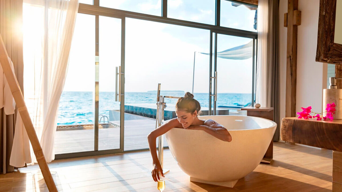 В ванных комнатах роскошных резортов есть не только фены, но и прочие атрибуты роскошного отдыха