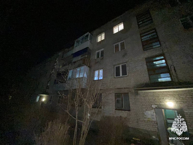 Трое эвакуированы при пожаре в многоквартирном доме в Тверской области