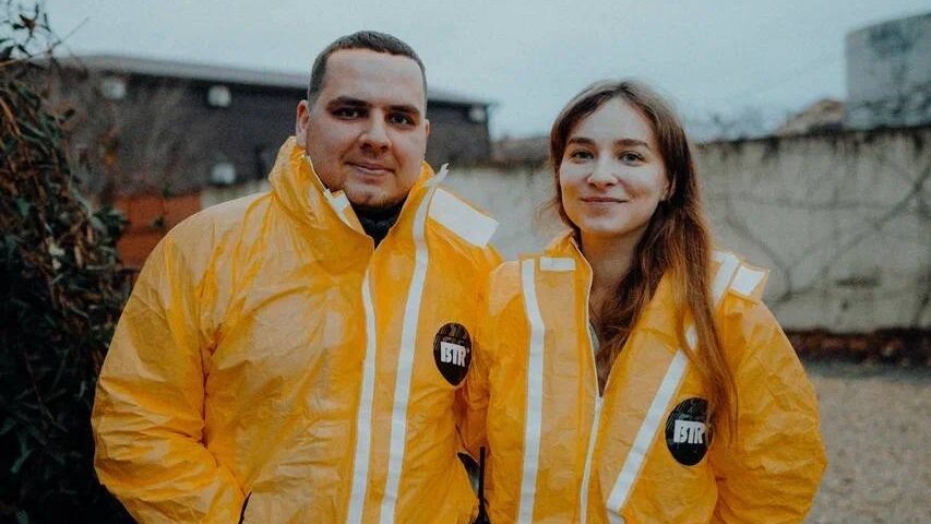    Анастасия и Артём помогают ликвидировать разлив мазута с 6 января. Фото из личного архива героев