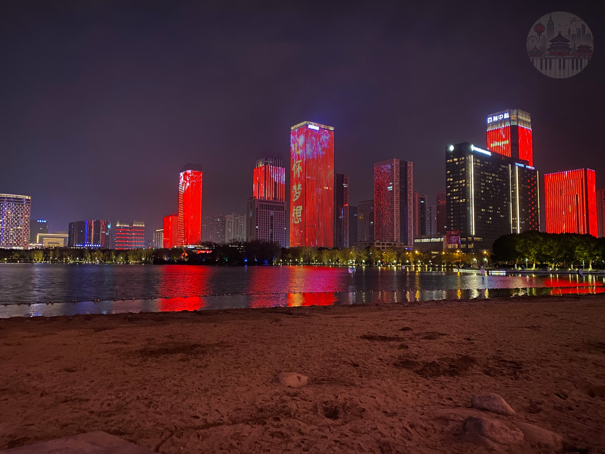 Город в красном. Небоскрёбы Хэфэя сияют огнями в честь Китайского Нового года, наполняя улицы символами удачи и счастья.