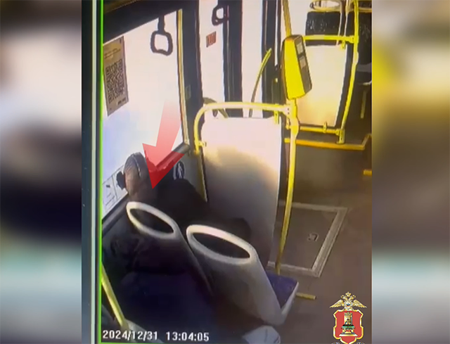 Момент, когда подозреваемый наклонился поднять телефон пассажира