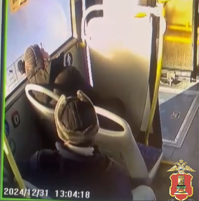 Поднял чужой телефон и сидит как ни в чем не бывало