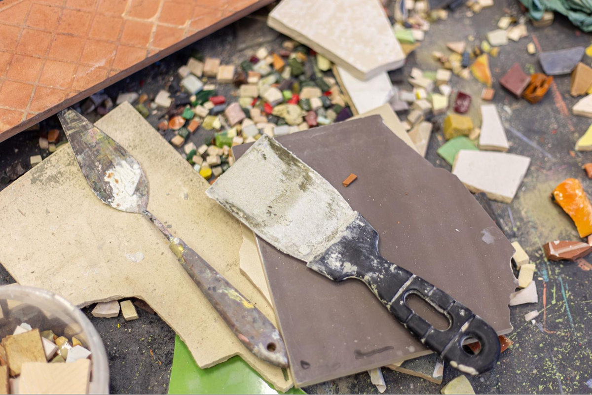 Остатки плитки, цемента и другой крупный мусор лучше убирать руками и щеткой