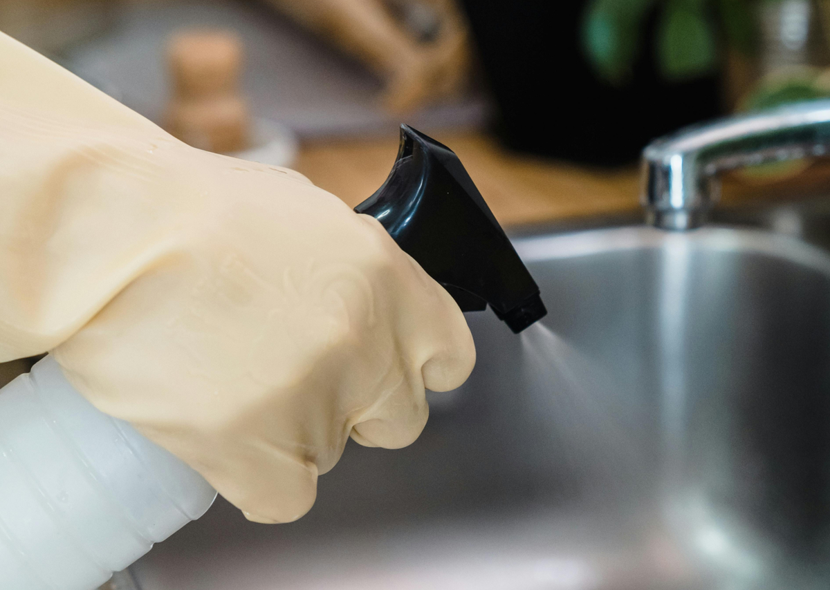 Для уборки шкафчиков и плитки можно воспользоваться пульверизатором