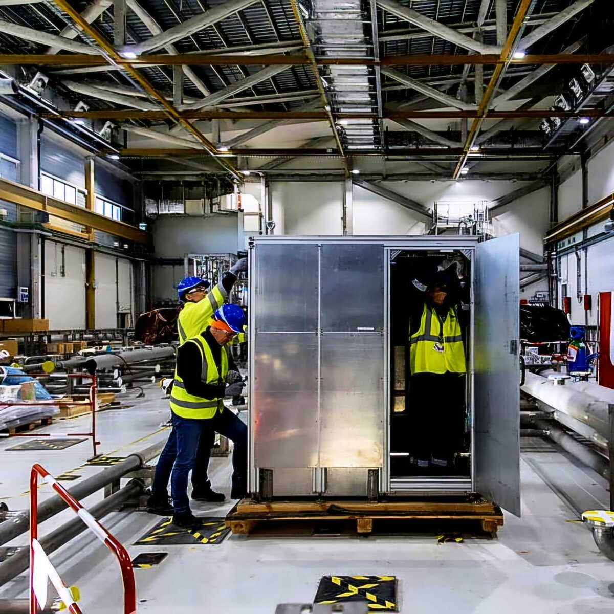 Опорные структуры гиротронных комплексов в момент сборки