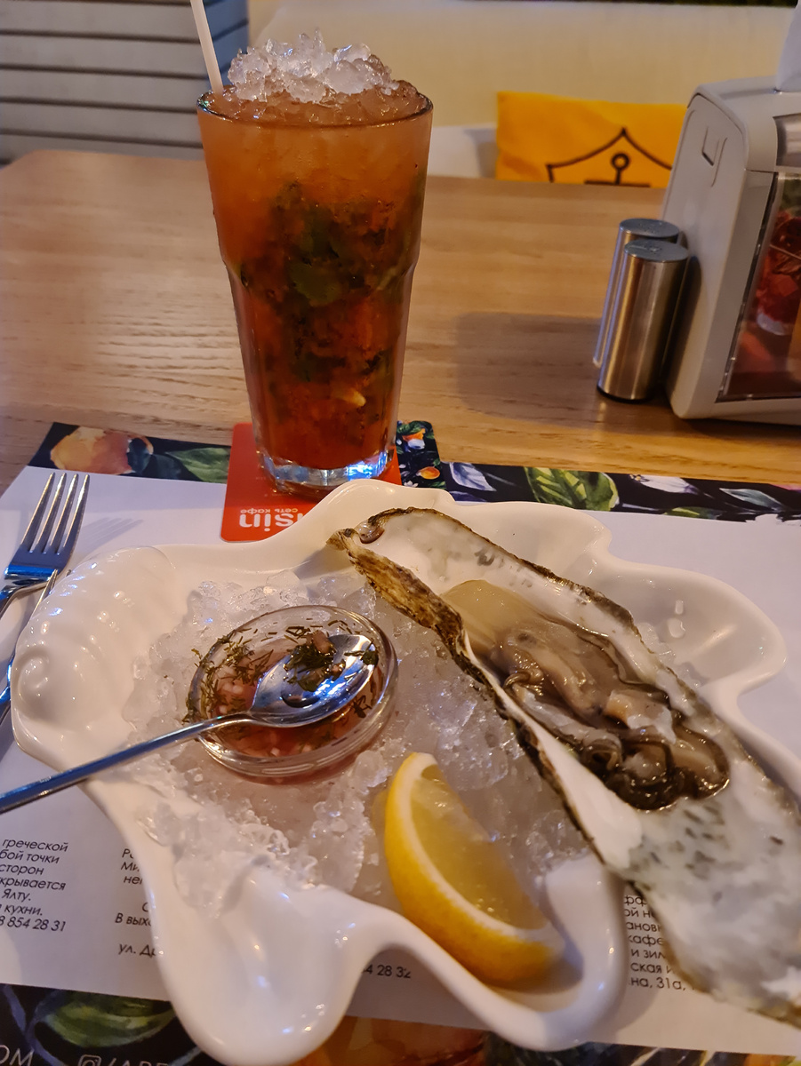 Кафе Апельсин на набережной Ялты