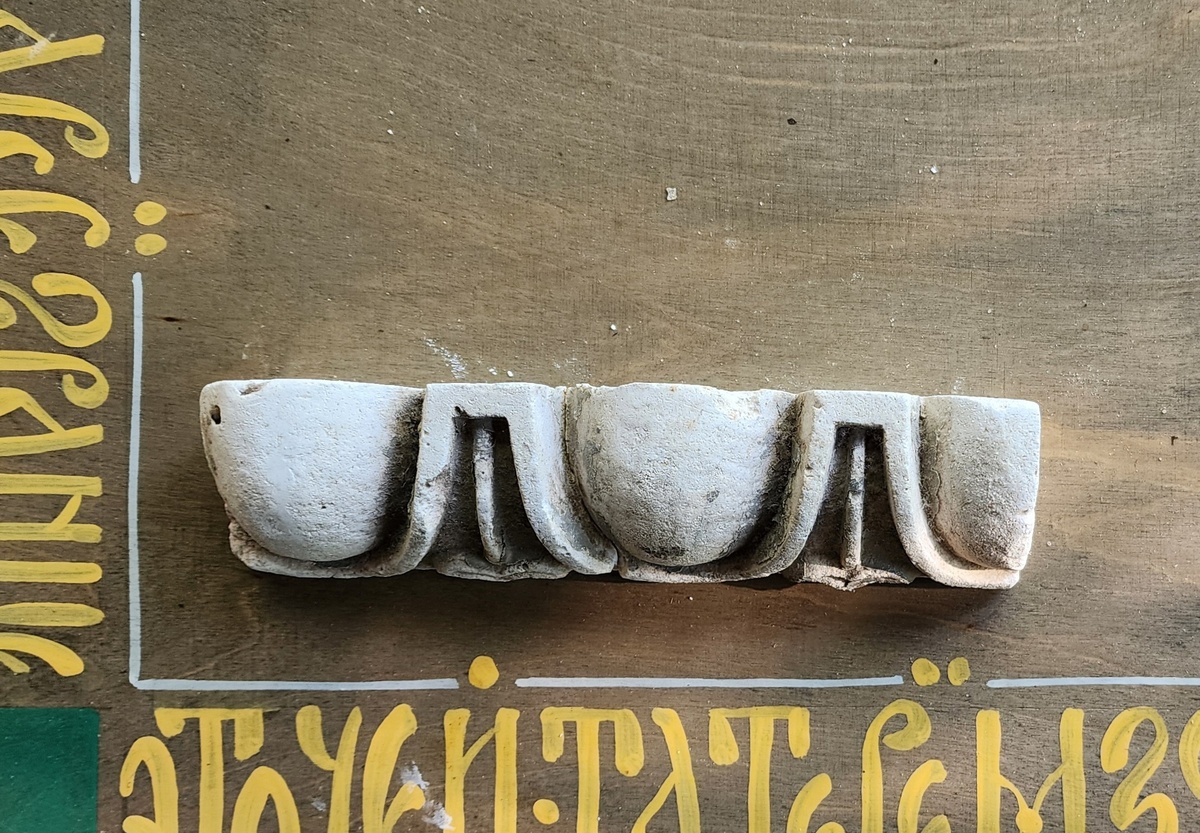 Фрагмент лепного орнамента, найденный в затопленном храме в Крохино и переданный фонду