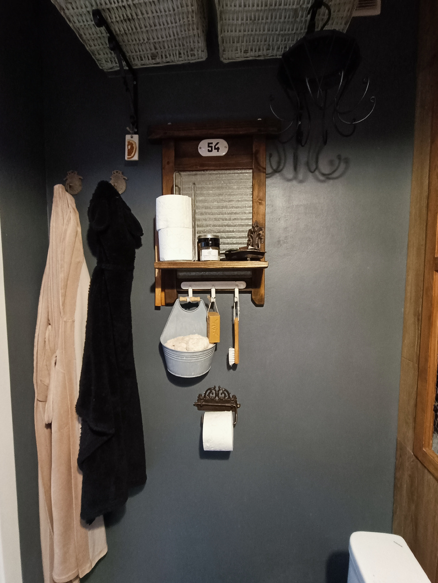 Корзинка и щётка из ФП, подставка для бумаги Икеа, мыльницу и держатель для бумаги под чугун покупала лет 12 ещё назад, хозяйственное мыло на верёвочке  с ВБ