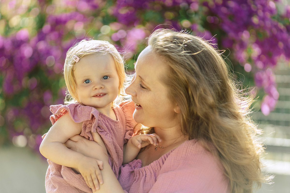 Сегодня Анютик с удивлением смотрит на фотографии, где она стоит около нашего дома в снегу. А в тот момент для нее переезд вообще прошел не заментно. Прирожденная путешественница.
