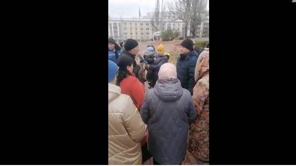   Жители приграничья пришли на центральную площадь Курска. Фото: стоп-кадр видео в соцсетях