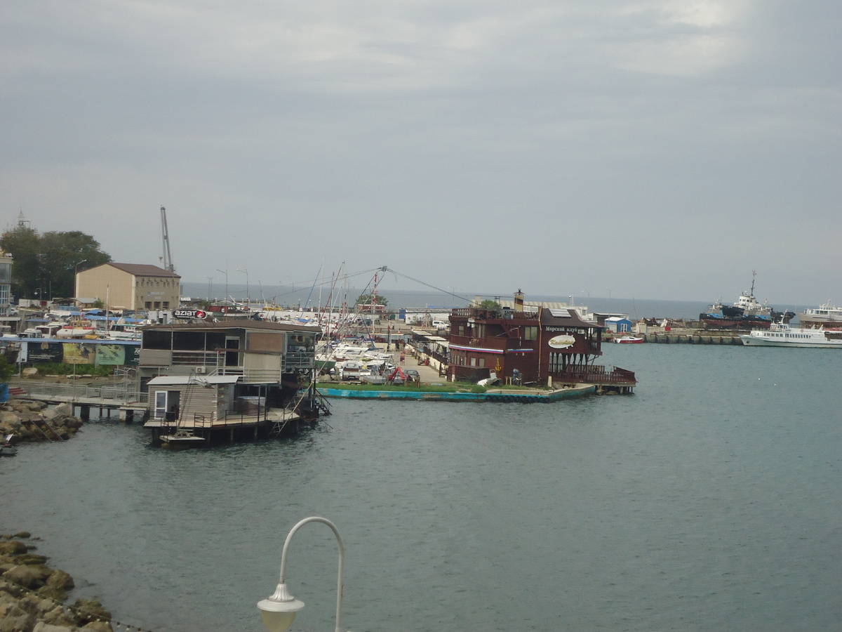 Анапа, сентябрь 2024 г., пасмурно. Вид на порт. Из архива автора.