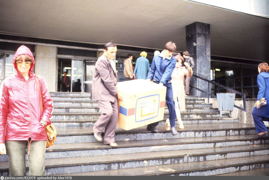 Покупка телевизора. 1980 г. Источник https://pastvu.com/p/832979.