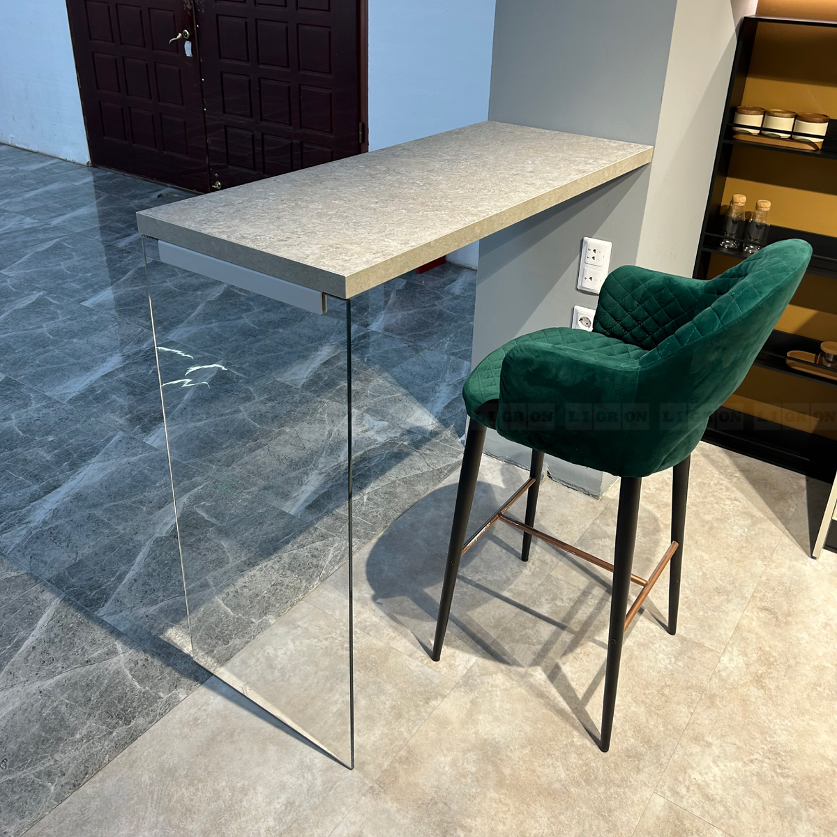 Боковая стойка из стекла