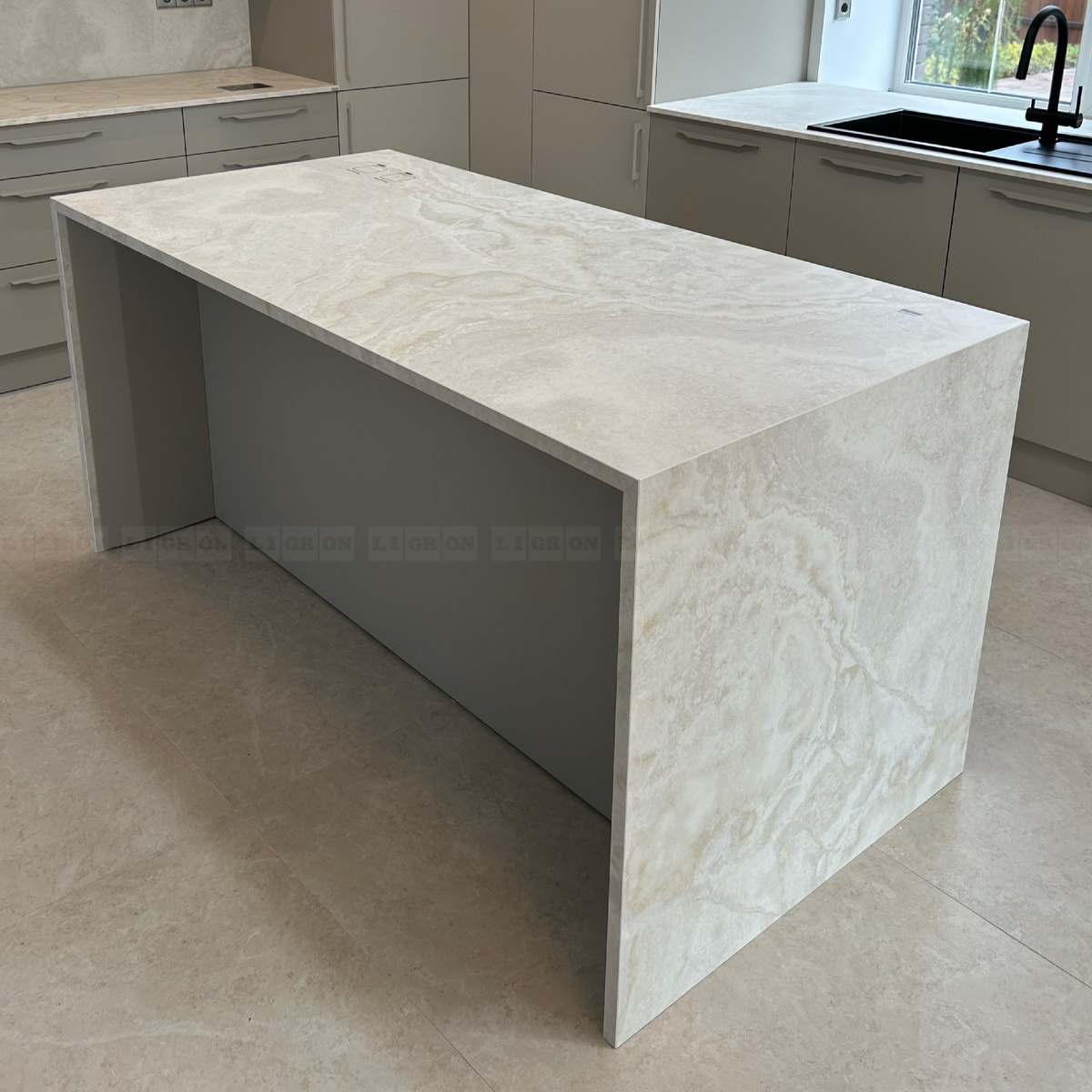 Столешница острова и боковые опоры из керамики в декоре 2569 Идеалстоун