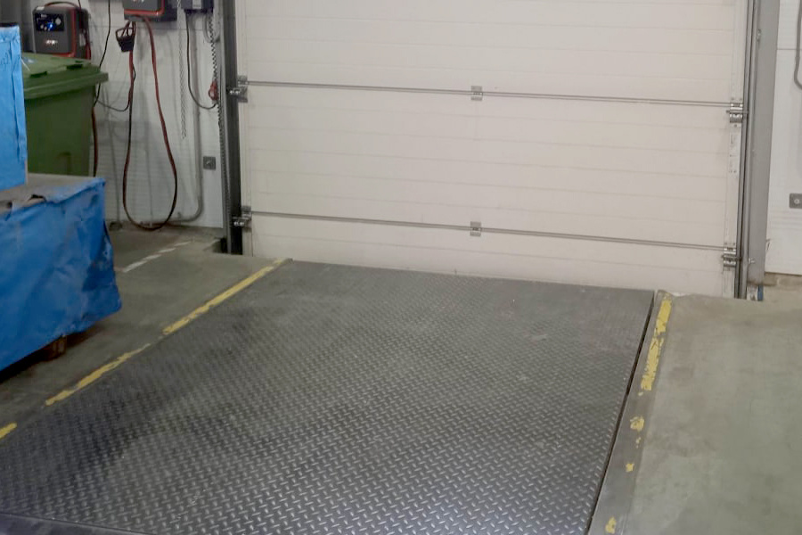 Расположение доклевеллера с выдвижной аппарелью позади ворот склада