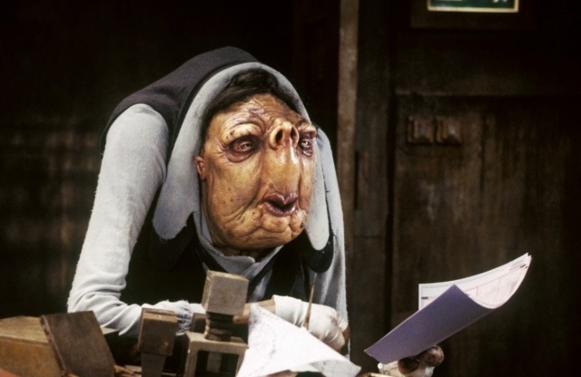 Очень забавные галактические чиновники из "Автостопом по галактике"