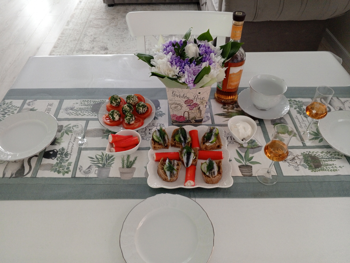 Букетик от Ани, и "найди мамину рюмку" 😉.