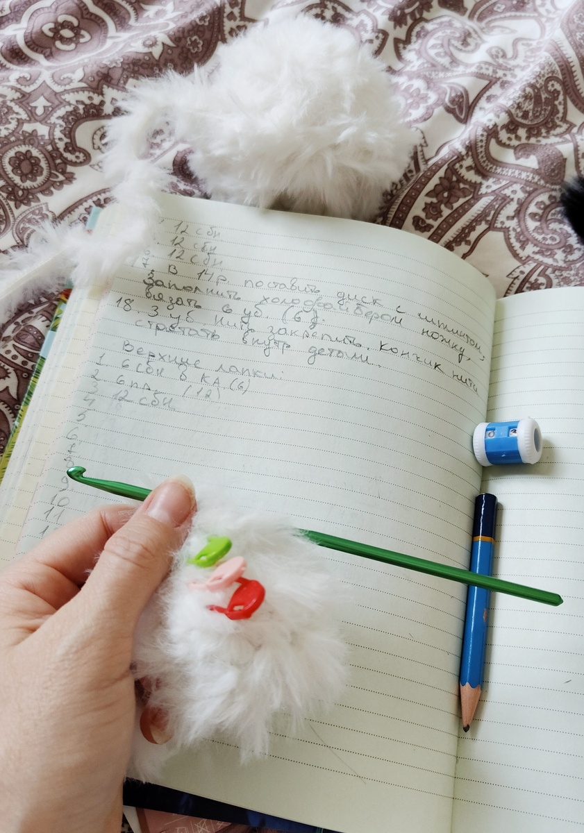 Сама придумываю описание и вяжу по нему.