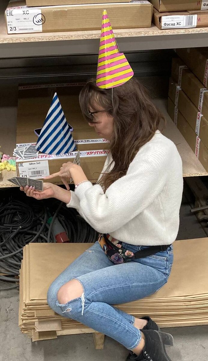 Развлекают стеллаж как могут.