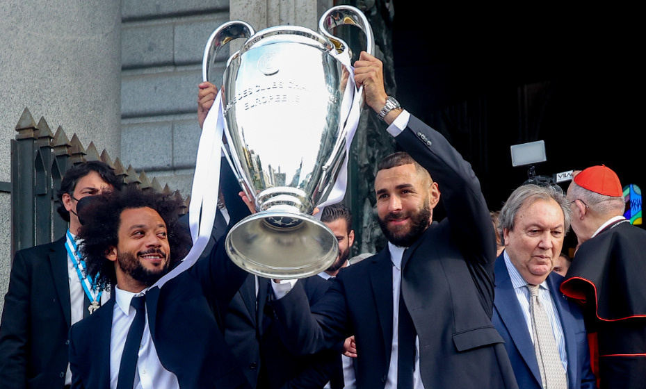    Карим Бензема и Марсело держат в руках 14-й трофей «Реала». Фото: Global Look Press