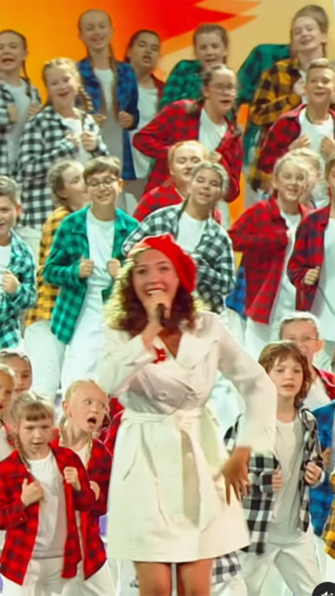 Вера Алдонина с детским хором. Фото: соцсети