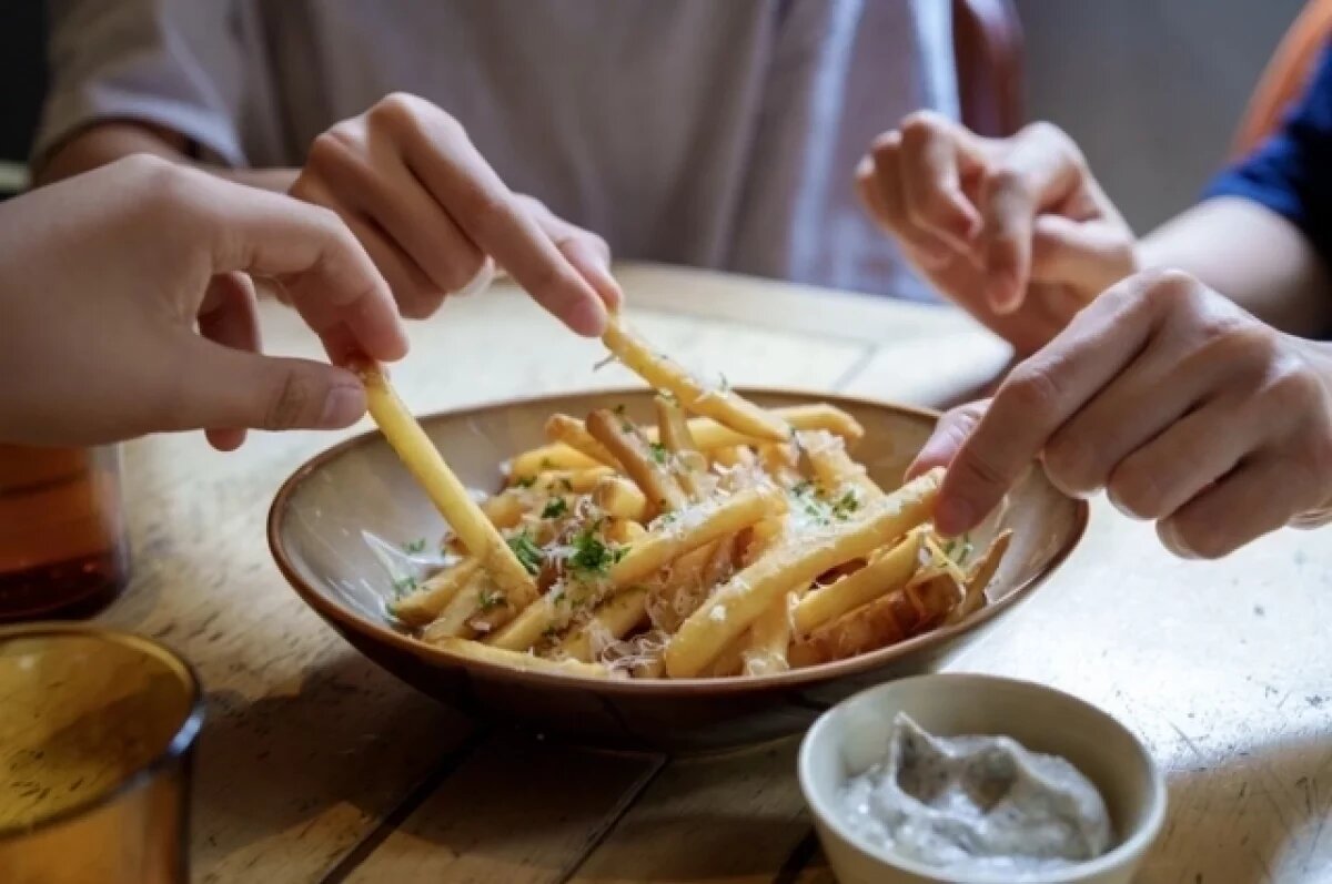    Шкворчит на сковородке.