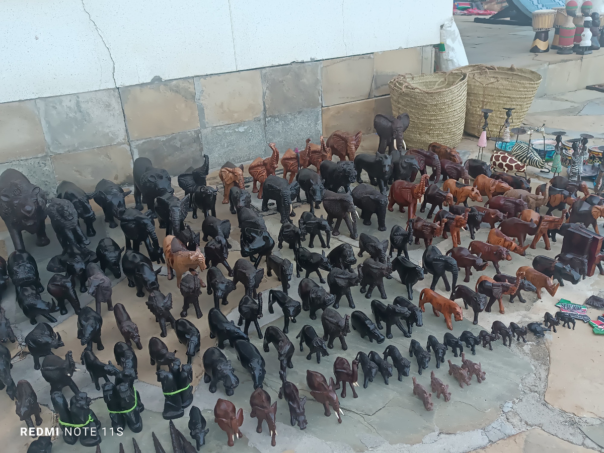 Вот так продаются масайские сувениры в кенийских ресоортах.